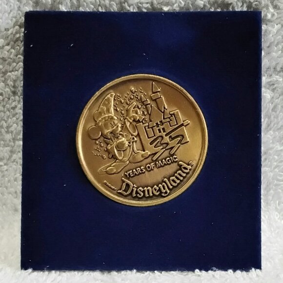 1990 Disneyland 35 Years of Magic Medallion!! - Picture 2 of 4